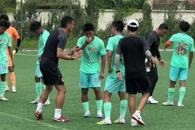现实生活中，在妻子死后，伯恩斯坦公开了自己的同性恋身份，并且在音乐圈内有着众多的“情人”